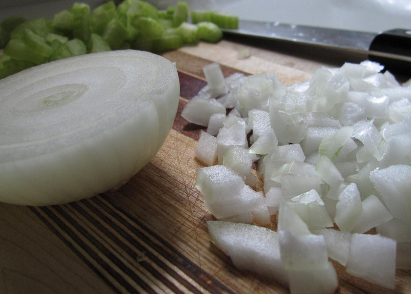 what-to-do-to-not-cry-during-cutting-onions-cooking-hacks