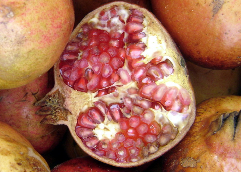 Pomegranates · raw 83 calories Happy Forks