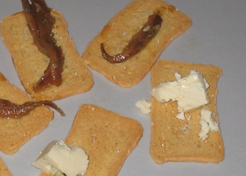 crackers-melba-toast-plain-390-calories-happy-forks