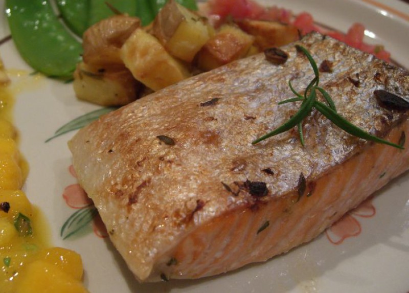 Baked salmon with avocado mango salsa recipe | 115 calories | Happy Forks