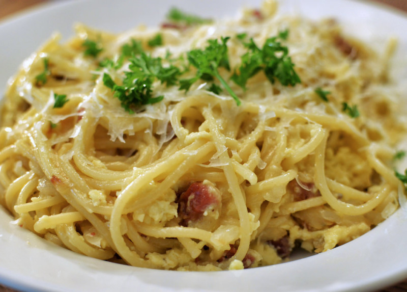 Spaghetti alla carbonara recipe | 353 calories | Happy Forks