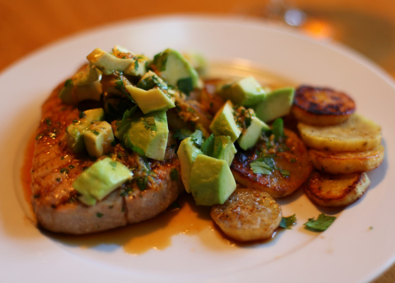 seared-tuna-with-avocado-recipe-183-calories-happy-forks