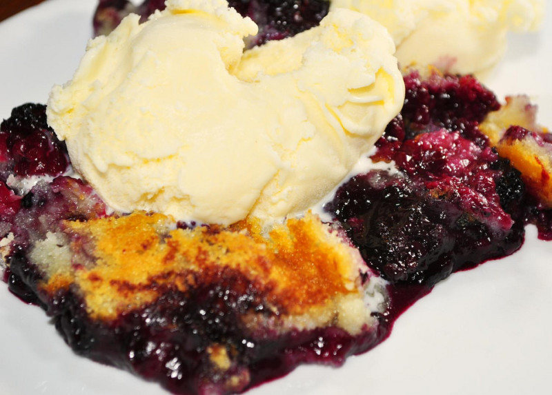 Blackberry cobbler recipe | 171 calories | Happy Forks