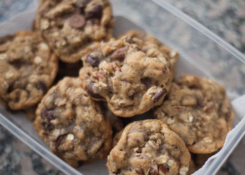 Oatmeal chocolate chip cookie recipe | 448 calories | Happy Forks