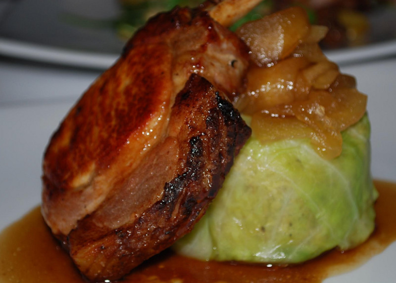 Pork chops with braised cabbage recipe | 104 calories | Happy Forks