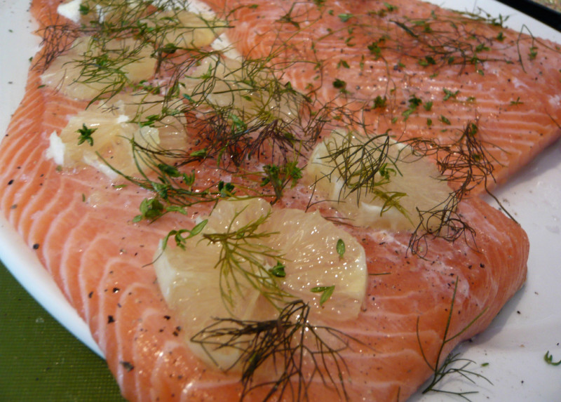 Salmon with fennel baked in parchment recipe | 112 calories | Happy Forks