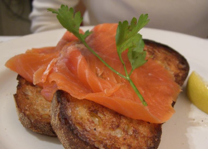 Smoked salmon and goat cheese toasts recipe | 246 calories | Happy Forks