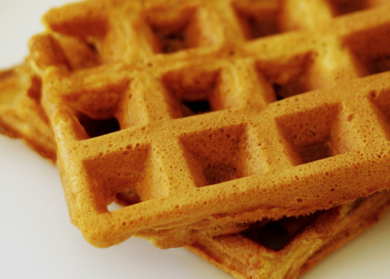 Pumpkin waffles recipe | 186 calories | Happy Forks