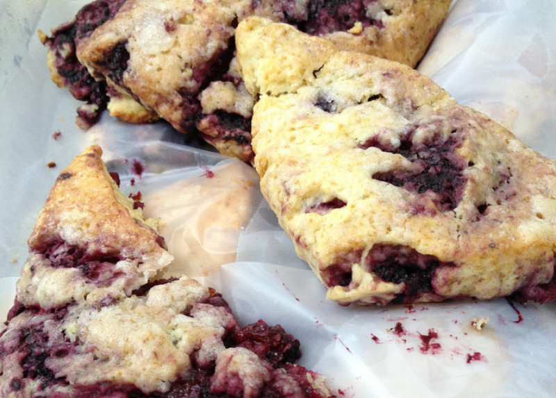 Whole wheat blackberry ricotta scones recipe | 290 calories | Happy Forks