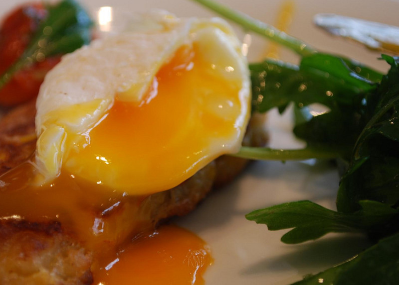 Poached eggs in white wine recipe 106 calories Happy Forks