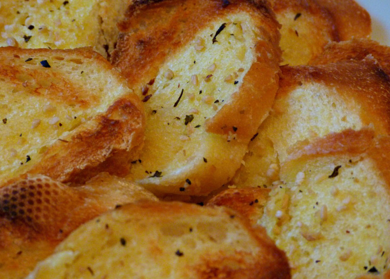 Garlicky party bread with cheese and herbs recipe | 363 calories | Happy Forks