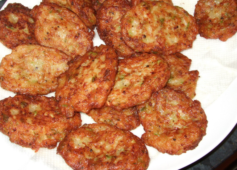 Indianspiced vegetable fritters recipe 76 calories Happy Forks