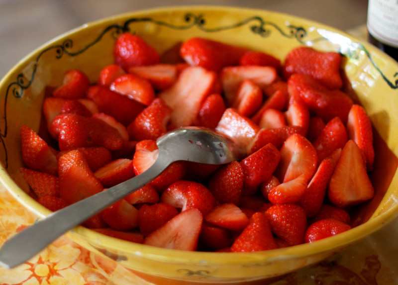 Red fruit salad recipe | 56 calories | Happy Forks