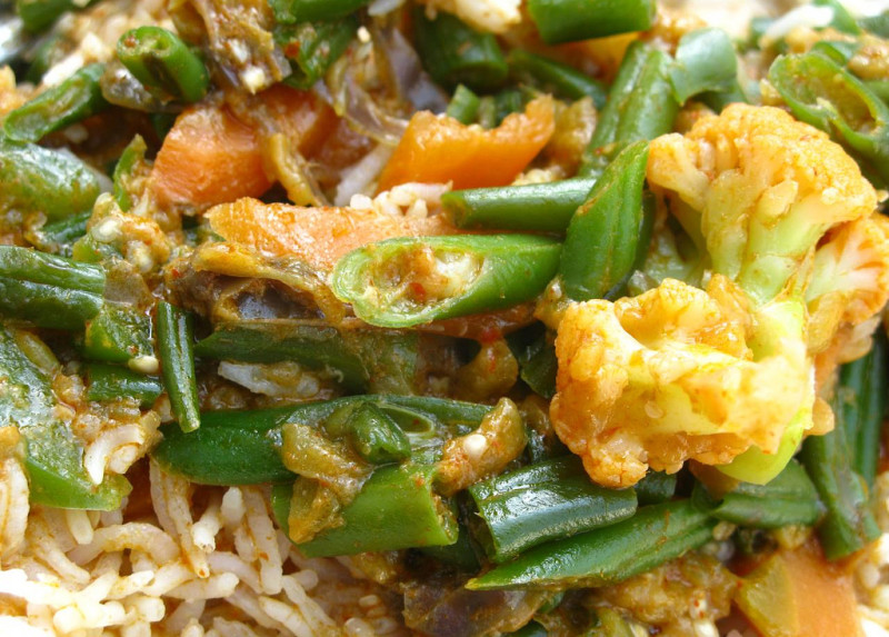 Summer vegetable curry recipe | 105 calories | Happy Forks