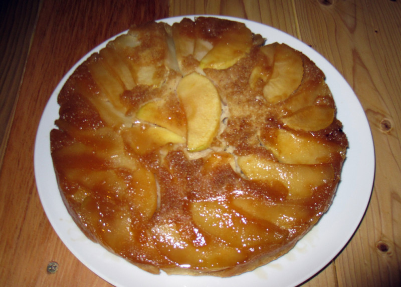 Apple upside down cake recipe | 193 calories | Happy Forks