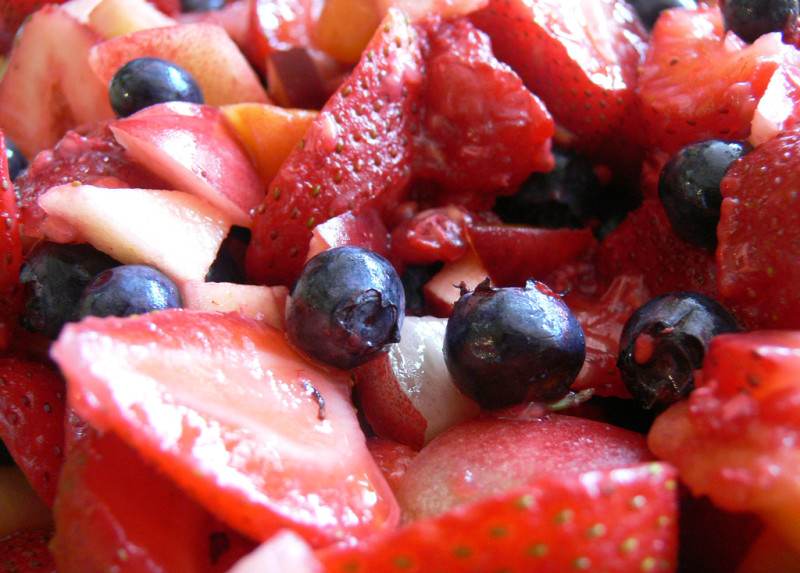 Mixed berry and banana fruit salad recipe 57 calories Happy Forks