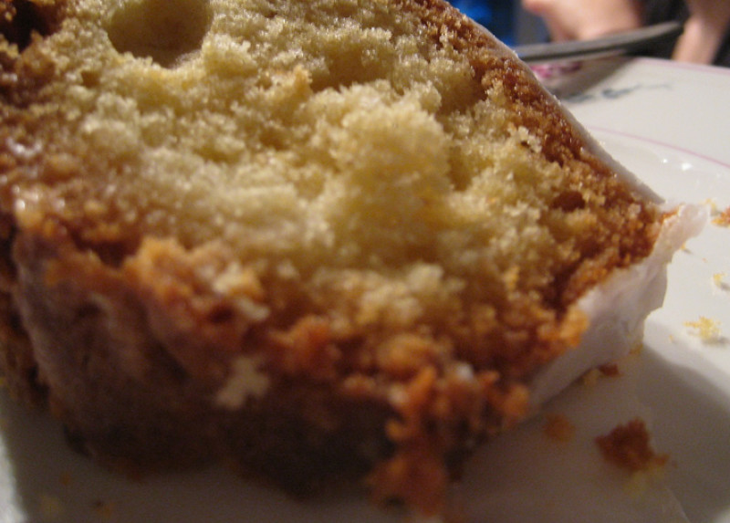 Lemon yogurt cake with apricot-cherry compote recipe | 180 calories | Happy Forks