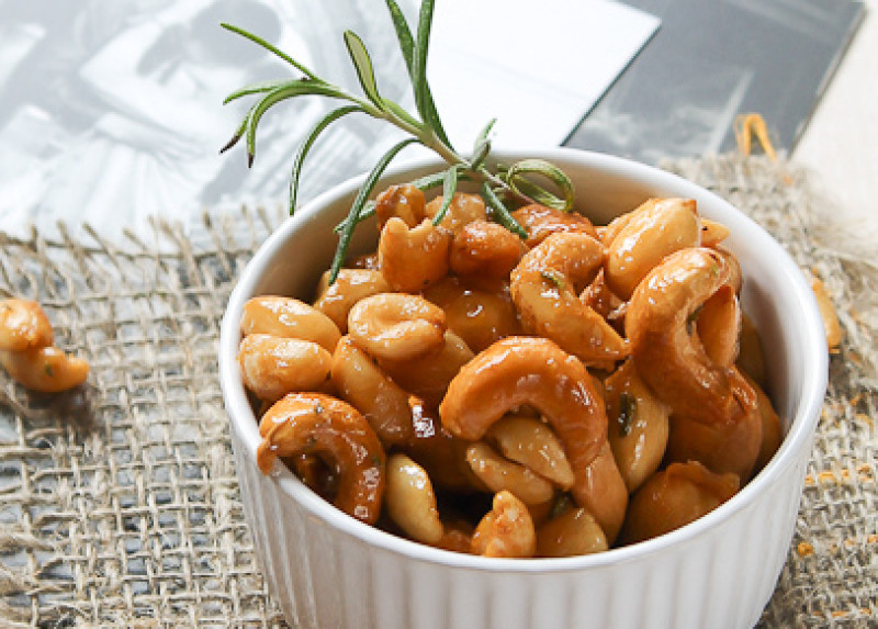 Cosmopolitans and roasted nuts with rosemary recipe | 426 calories | Happy Forks