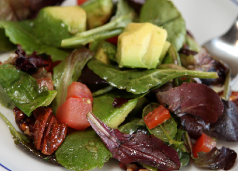 Winter salad with pecans, pears and gorgonzola recipe | 212 calories | Happy Forks