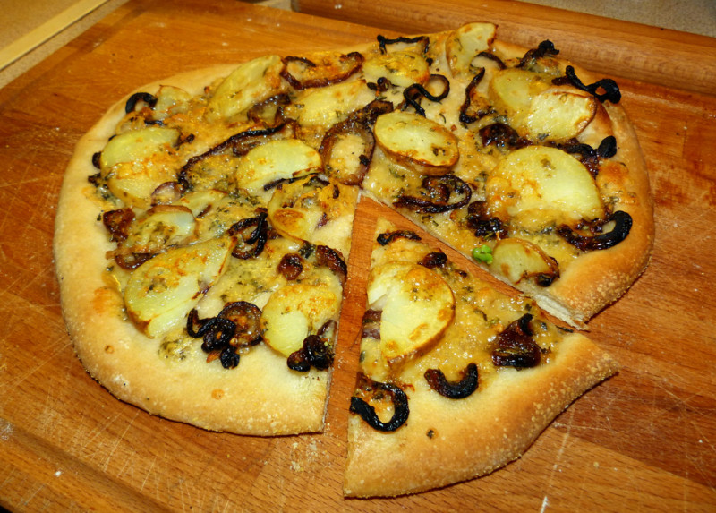 Potato and blue cheese pizza recipe | 185 calories | Happy Forks