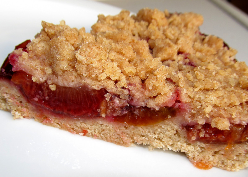 Yeasted plum tart recipe | 209 calories | Happy Forks