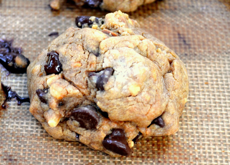 Chocolate chunk pretzel cookies recipe 428 calories Happy Forks