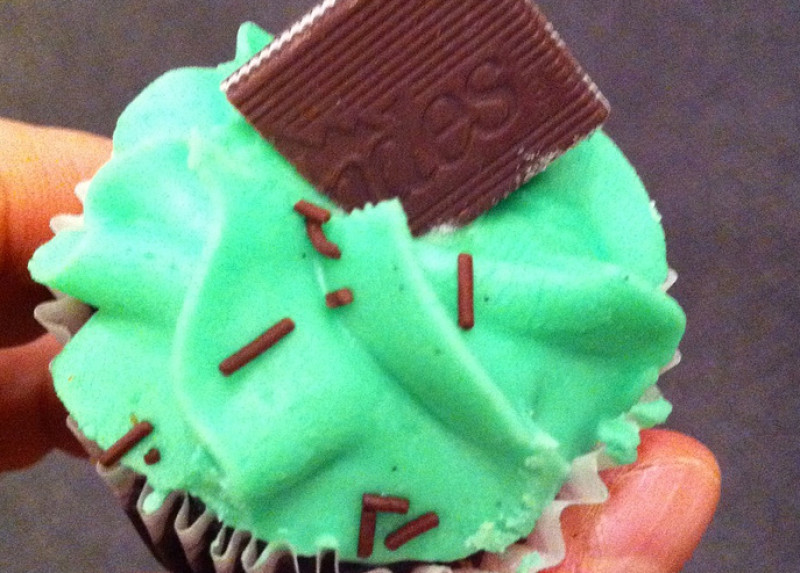 Chocolate peppermint holiday cupcakes recipe | 308 calories | Happy Forks