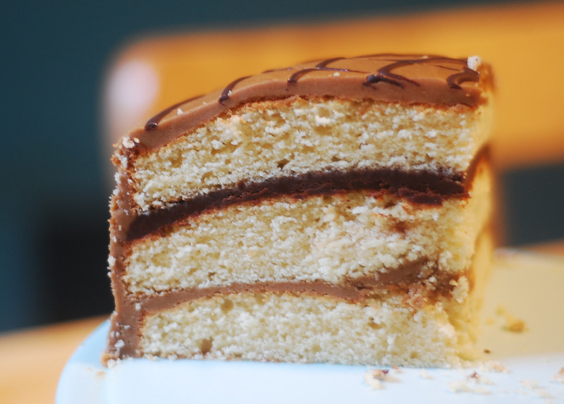 Caramel cake recipe | 325 calories | Happy Forks