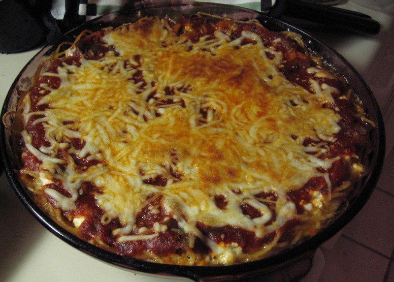 Spicy sausage spaghetti pie recipe | 239 calories | Happy Forks