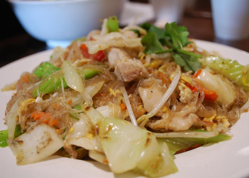 Chicken pad Thai recipe | 120 calories | Happy Forks