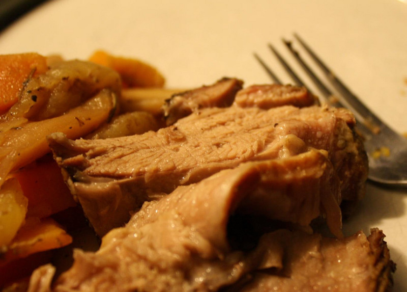 Slow-cooked pork + apples recipe | 81 calories | Happy Forks