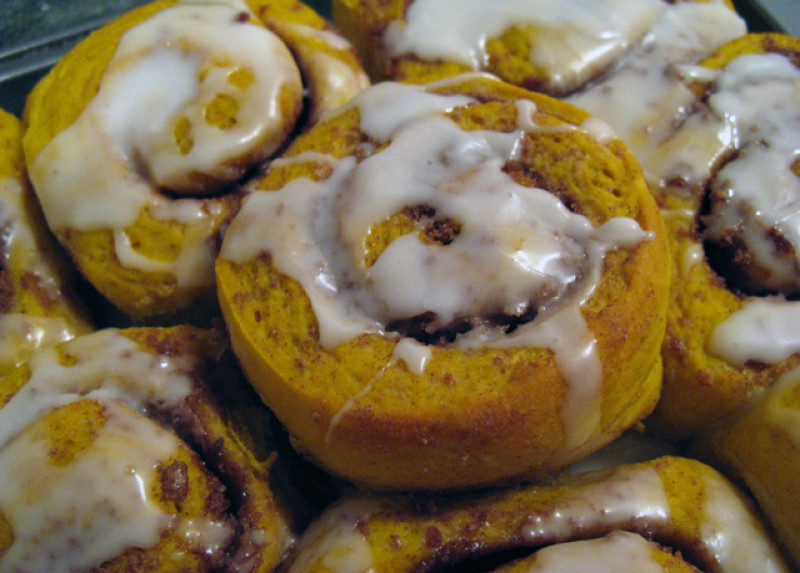 Pumpkin cinnamon rolls recipe | 320 calories | Happy Forks