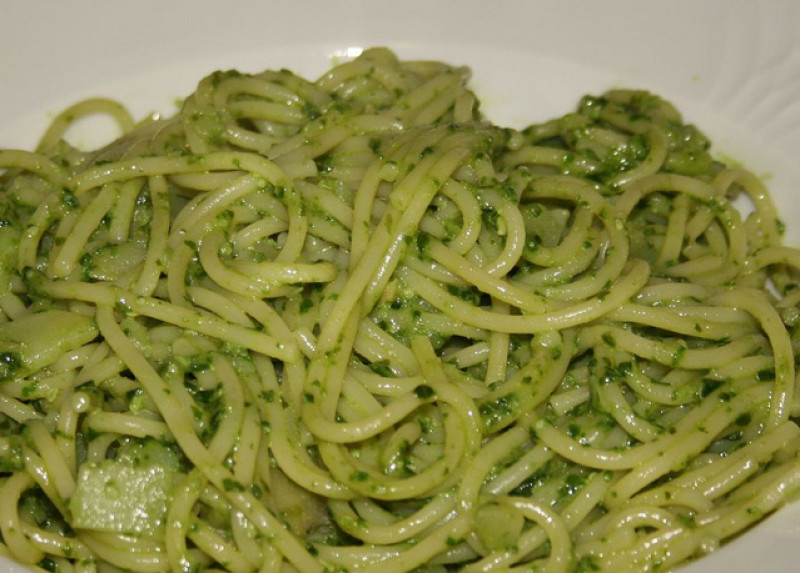 Spaghetti with broccoli cream pesto recipe | 249 calories | Happy Forks