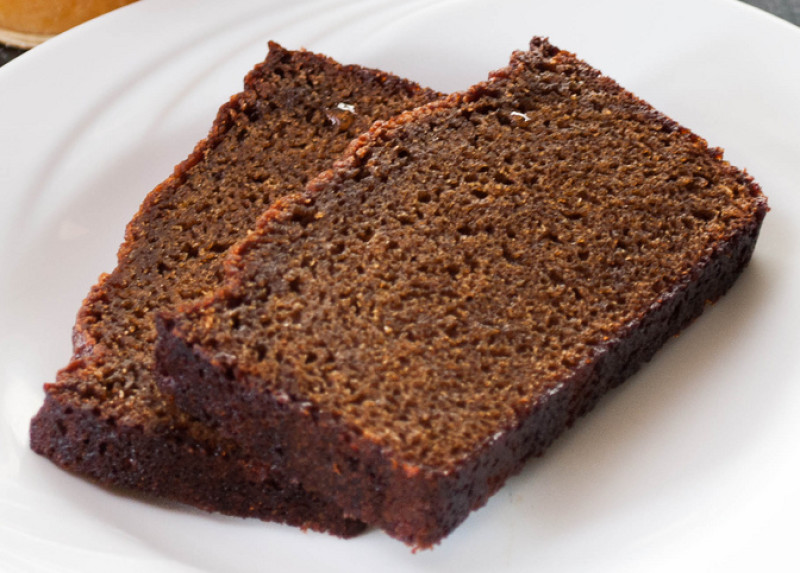 Gingerbread snacking cake recipe | 274 calories | Happy Forks