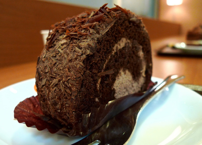 Chocolate cake roll recipe | 292 calories | Happy Forks