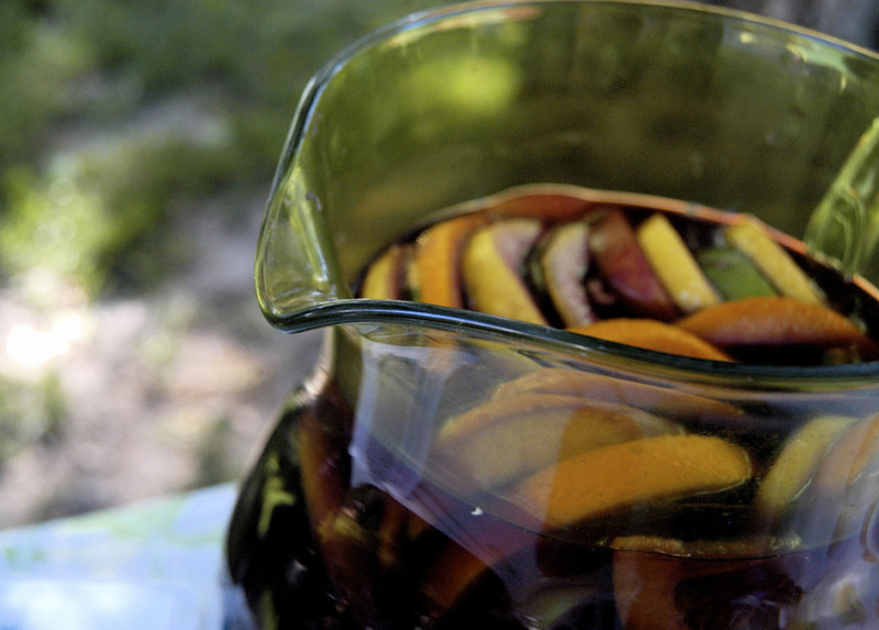 Two classic sangrias recipe | 85 calories | Happy Forks