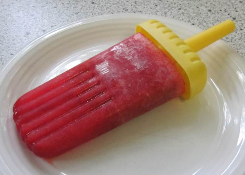 Pink lemonade popsicles recipe 48 calories Happy Forks