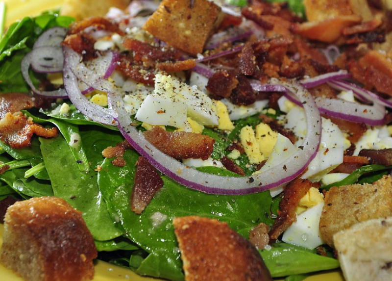Spinach salad with warm bacon vinaigrette recipe | 153 calories | Happy Forks